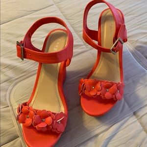 Bamboo pink wedges flowers across front Size 8